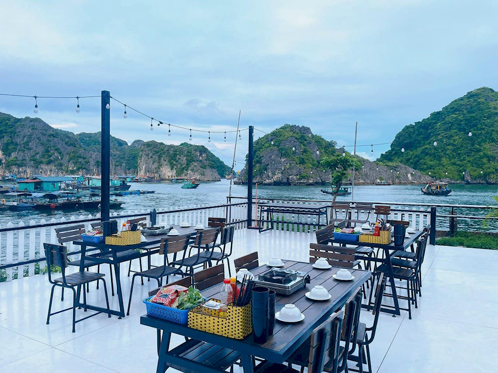 Floating restaurants serve local dishes and seafood